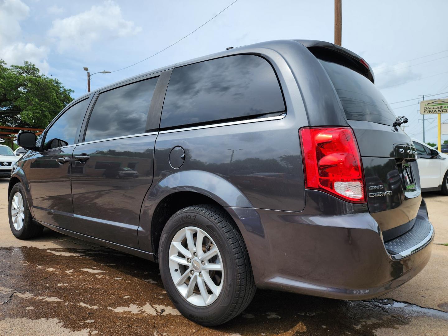 2018 GRAY Dodge Grand Caravan SXT (2C4RDGCG2JR) , AUTO transmission, located at 2660 S.Garland Avenue, Garland, TX, 75041, (469) 298-3118, 32.885387, -96.656776 - Welcome to DallasAutos4Less, one of the Premier BUY HERE PAY HERE Dealers in the North Dallas Area. We specialize in financing to people with NO CREDIT or BAD CREDIT. We need proof of income, proof of residence, and a ID. Come buy your new car from us today!! This is a SUPER CLEAN 2018 DODGE GRAN - Photo#5